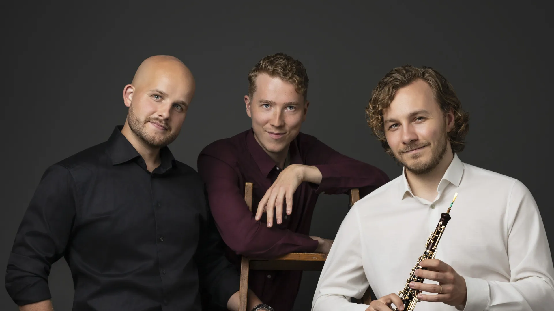 Pyhä yö -joulukonsertin muusikot: Tenori Tuomas Miettola (vas.), pianisti Aaron Ahola (kesk.) ja oboisti Eemeli Nevalainen (oik.)