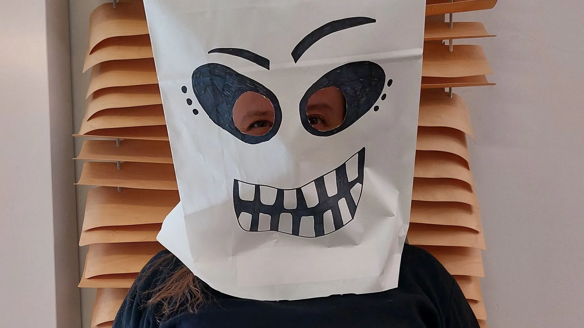 Paperikassista tehty kummitusnaamio