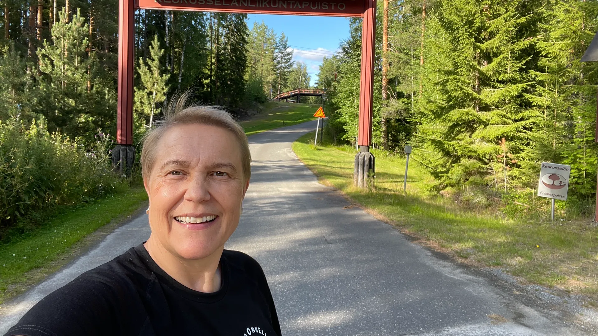 SELFIE EräKatri Keurusselän Liikuntapuiston portilla kesällä.