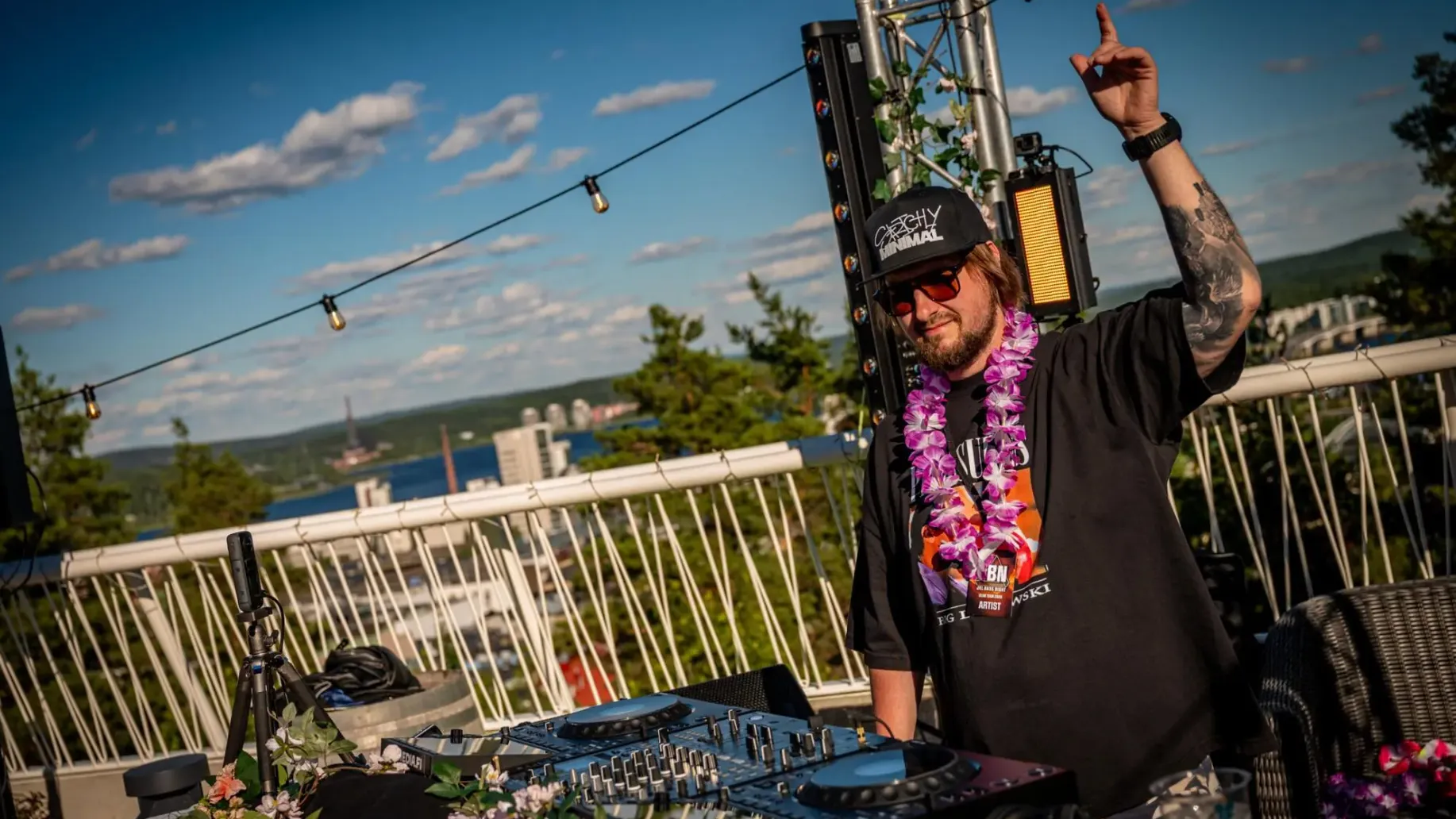 DJ heiluttamassa kättään ilmassa.