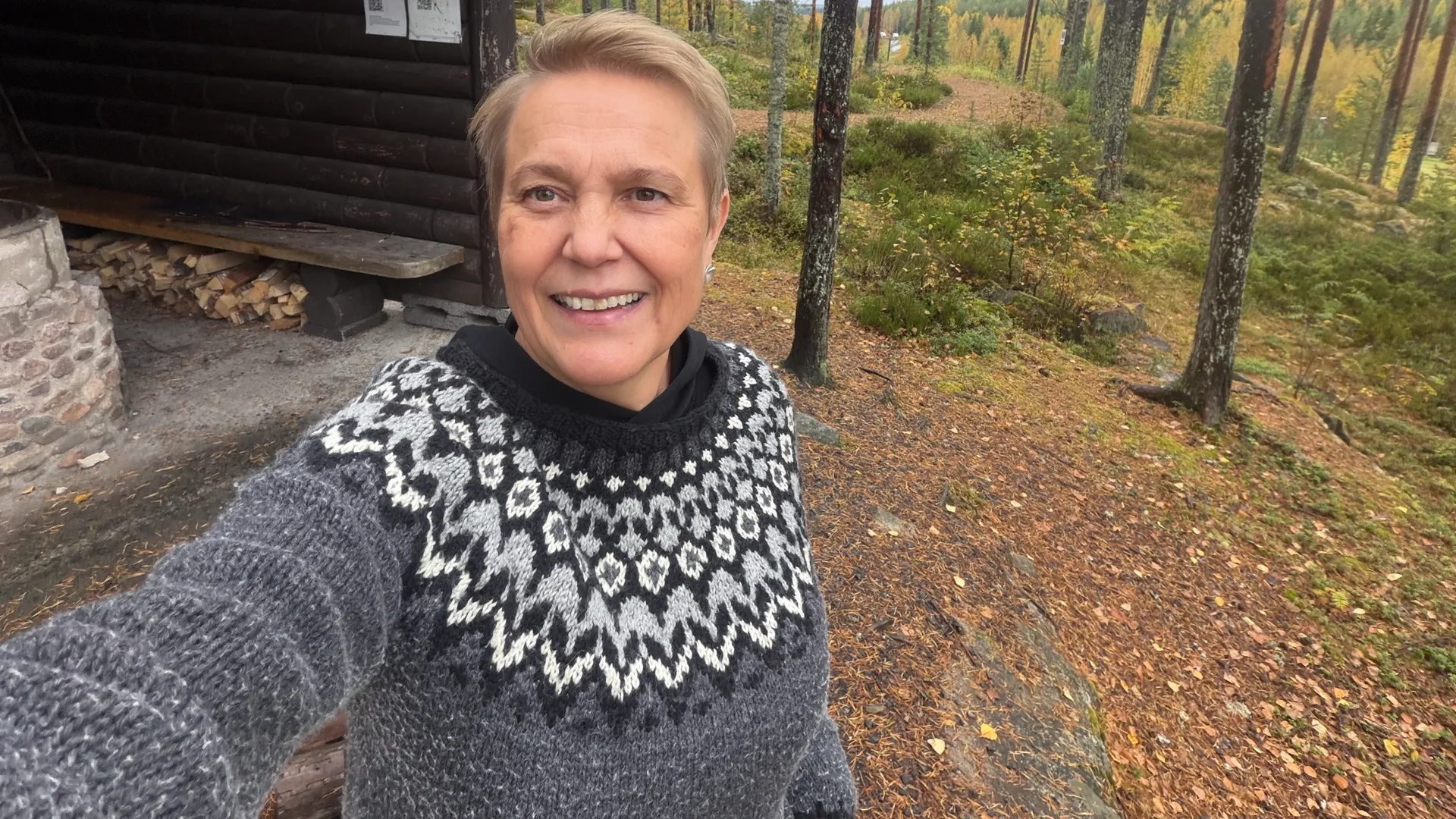 SELFIE EräKatri Keurusselän Liikuntapuiston tulipaikalla syksyisessä mäntymetsässä.