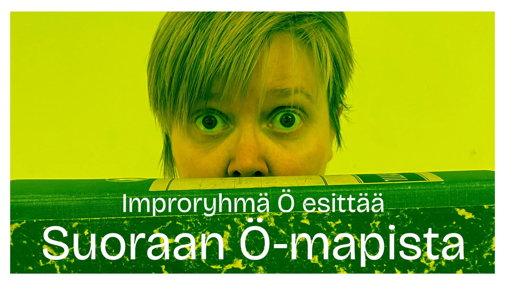 Henkilö kurkkaa mapin yli. Teksti Improryhmä Ö esittää Suoraan Ö-mapista.